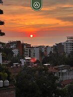 Stunning 2 BR Condo - Oceanview Terrace - Downtown