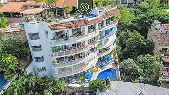 Stunning 2 BR Condo - Oceanview Terrace - Downtown