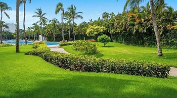 Stylish 2 BR Condo - Pools - Golf - Membership