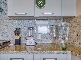 Luxury 4 BR Condo - Private Beachfront Deck With Pool