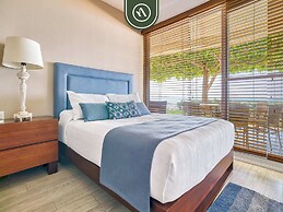 Luxury 4 BR Condo - Private Beachfront Deck With Pool