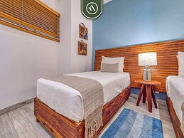 Luxury 4 BR Condo - Private Beachfront Deck With Pool