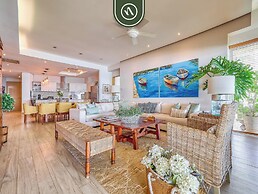 Luxury 4 BR Condo - Private Beachfront Deck With Pool