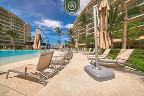 Luxury 4 BR Condo - Private Beachfront Deck With Pool