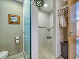 Luxury 4 BR Condo - Private Beachfront Deck With Pool