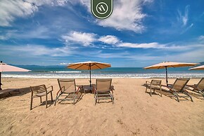 Luxury 4 BR Condo - Private Beachfront Deck With Pool