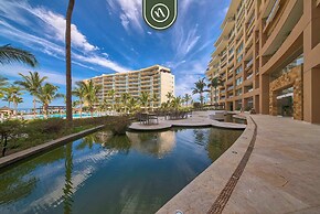 Luxury 4 BR Condo - Private Beachfront Deck With Pool
