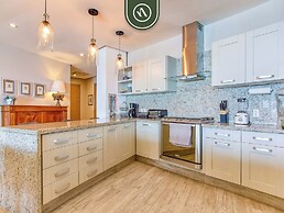 Luxury 4 BR Condo - Private Beachfront Deck With Pool
