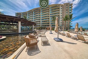 Luxury 4 BR Condo - Private Beachfront Deck With Pool