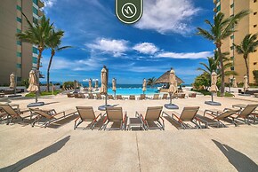 Luxury 4 BR Condo - Private Beachfront Deck With Pool