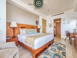 Luxury 4 BR Condo - Private Beachfront Deck With Pool
