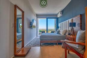 Oceanfront 2BR Condo -private Balcony - Beach