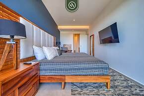 Oceanfront 2BR Condo -private Balcony - Beach