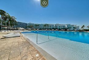 Ocean View 2BR Condo - Private Terrace - Beach
