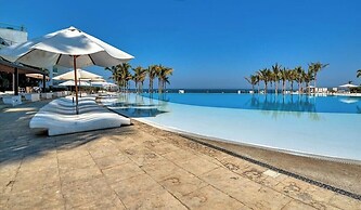 Ocean View 2BR Condo - Private Terrace - Beach
