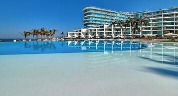 Beachfront 2BR Condo With Pool and Beachclub