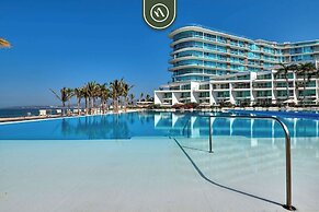 Beachfront 2BR Condo With Pool and Beachclub