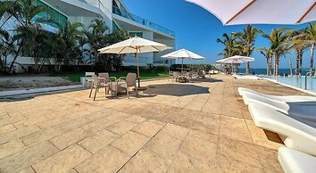 Beachfront 2BR Condo With Pool and Beachclub