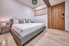 New Oceanfront 1 BR Condo - Gym - Beach - Pool