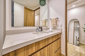 New Oceanfront 1 BR Condo - Gym - Beach - Pool