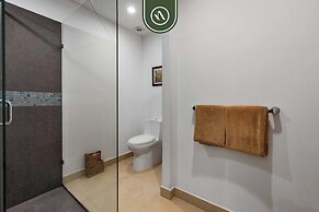Elegant 2 BR Condo With Amazing Rooftop Pool