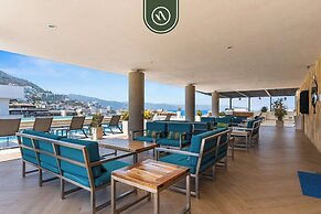 Elegant 2 BR Condo With Amazing Rooftop Pool