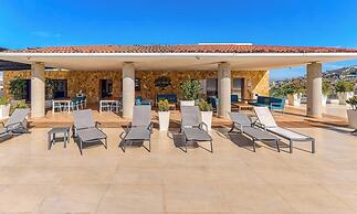 Elegant 2 BR Condo With Amazing Rooftop Pool