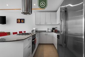 Elegant 2 BR Condo With Amazing Rooftop Pool