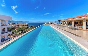 Elegant 2 BR Condo With Amazing Rooftop Pool