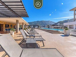Elegant 2 BR Condo With Amazing Rooftop Pool