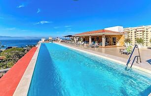 Elegant 2 BR Condo With Amazing Rooftop Pool