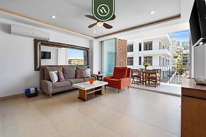 Elegant 2 BR Condo With Amazing Rooftop Pool