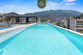 Elegant 2 BR Condo With Amazing Rooftop Pool