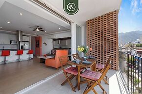 Elegant 2 BR Condo With Amazing Rooftop Pool