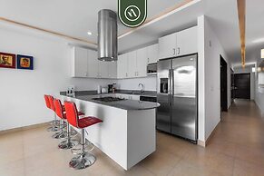 Elegant 2 BR Condo With Amazing Rooftop Pool