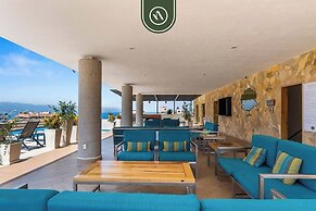 Elegant 2 BR Condo With Amazing Rooftop Pool
