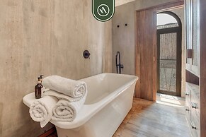 Luxury 1 BR Condo in Downtown - AC - Peaceful