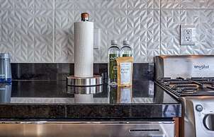 Oceanview 2 BR Condo - Beachclub - Pool - Ocean