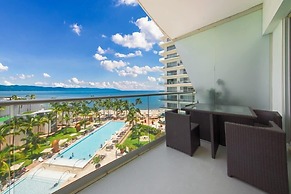 Oceanview 3BR Apt With Beach Access - Pool - Gym
