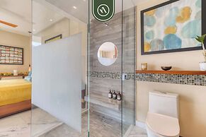 Amazing Condo With Rooftop Pool - Private Balcony