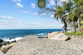Oceanfront 2 BR Condo With Spectacular View - Pool