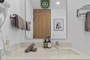 Luxury Oceanfront Studio - Beach - Pools - Gym