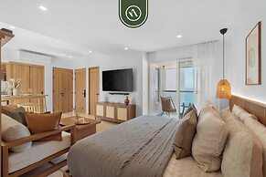 Luxury Oceanfront Studio - Beach - Pools - Gym