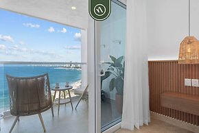 Luxury Oceanfront Studio - Beach - Pools - Gym