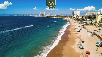 Luxury Oceanfront Studio - Beach - Pools - Gym
