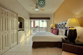 Mexican Styled 2 BR Condo - Beachfront - Pool