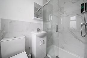 2 Bed Flat - Sleeps 2 - Parking - Wifi