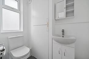 2 Bed Flat - Sleeps 2 - Parking - Wifi
