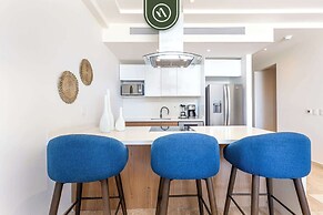 Luxury 2 BR Condo - Oceanview Pool - Gym