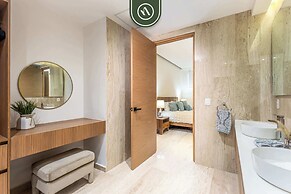 Luxury 2 BR Condo - Oceanview Pool - Gym